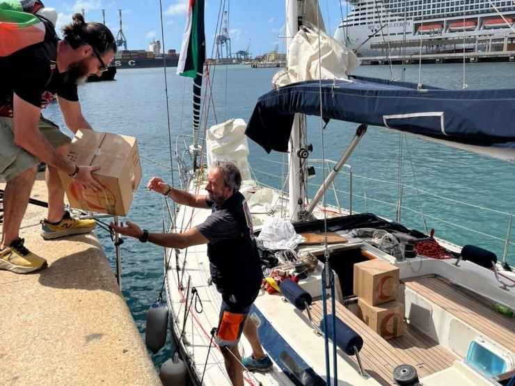Volontari della Global Sumund Flotilla prima della partenza da Barcellona