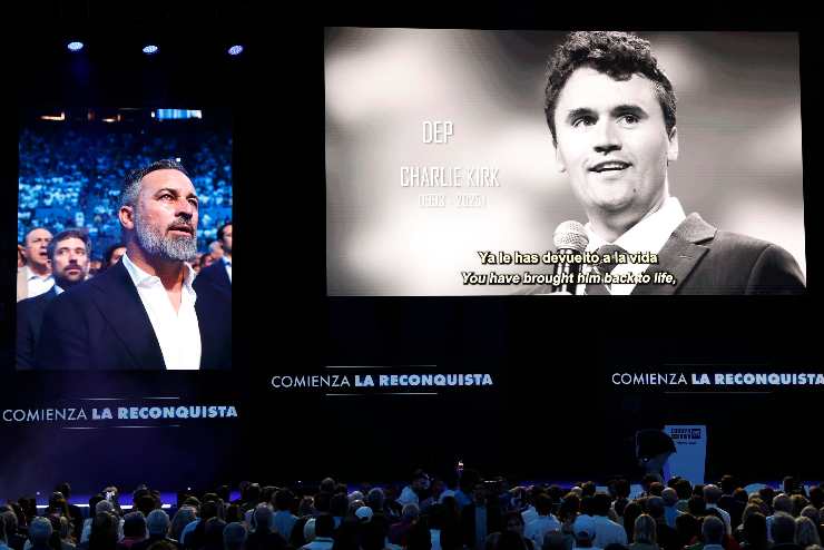 charlie kirk nella foto e un uomo che parla