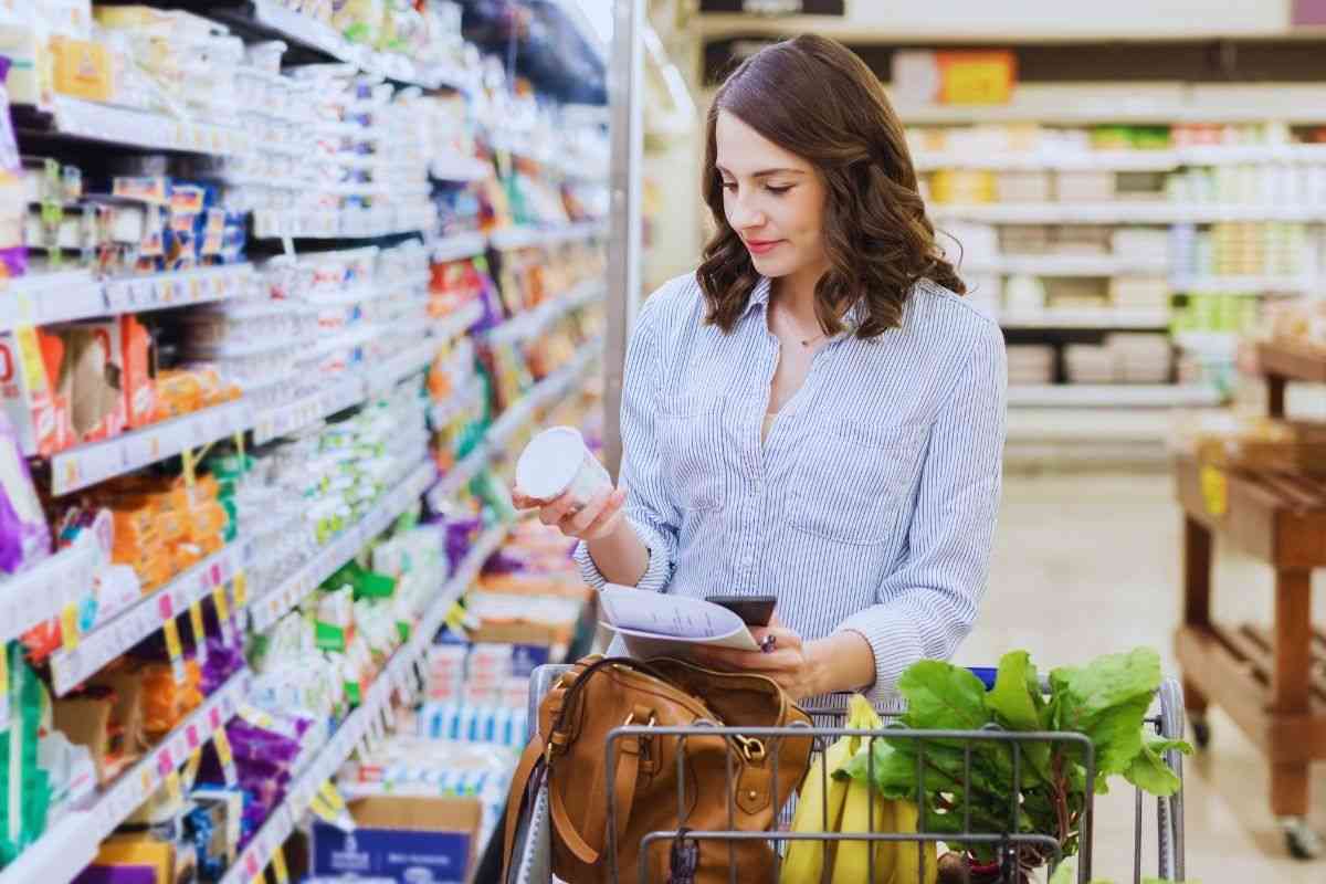 ragazza guarda prodotti al banco del supermercato