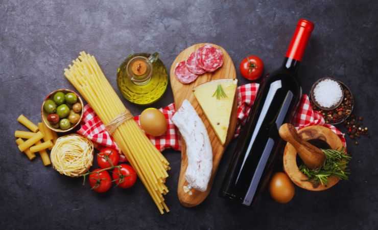 pasta, aglio, pomodori, salame, olio e altro cibo