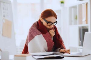 ragazza con una coperta