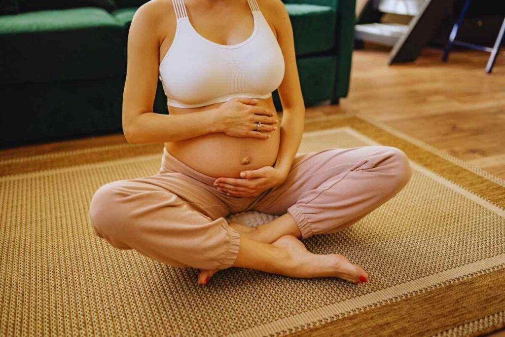 ragazza incinta si tiene la pancia