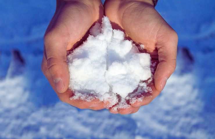 neve nelle mani