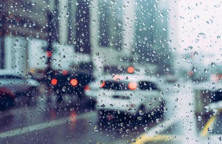 automobili e pioggia al finestrino