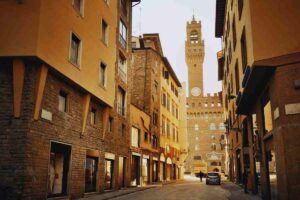 strada del centro con campanile