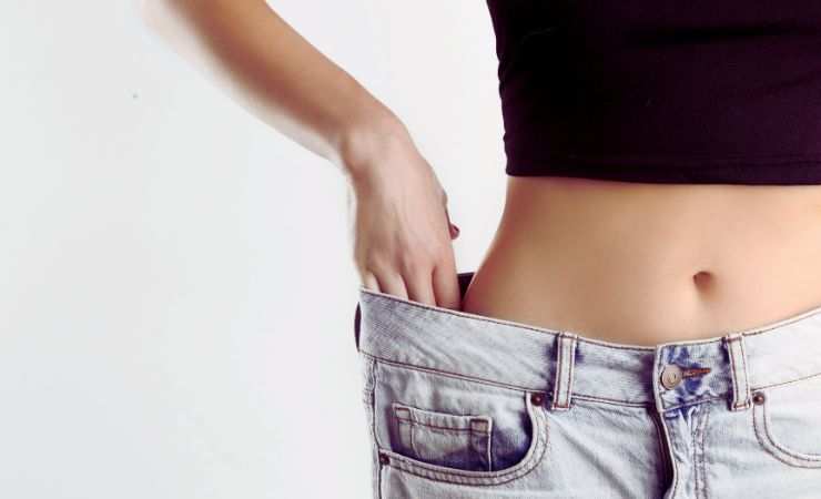 ragazza mostra quanto è dimagrita dai pantaloni