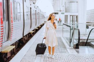 ragazza col trolley alla stazione