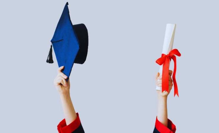 ragazzo alza tocco e laurea