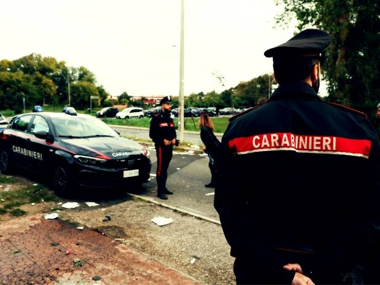 Carabinieri sul luogo dell'attentato a Sigfrido Ranucci