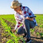 Giovane in agricoltura