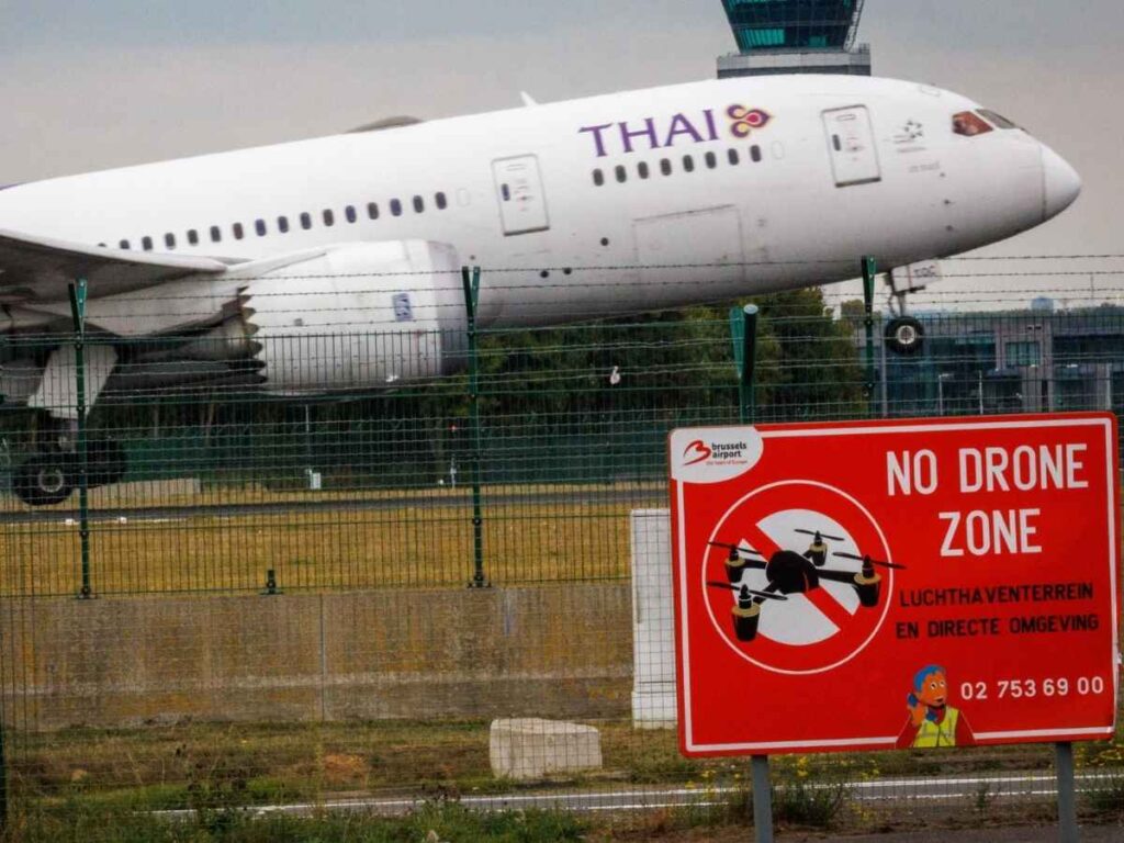 Il mistero del volo dei droni sugli aeroporti