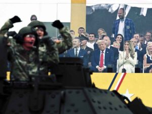 Il presidente Usa Donald Trump durante una parata dell'Esercito