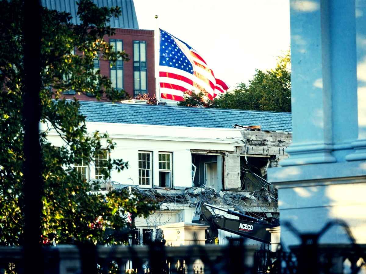 Perché Donald Trump sta demolendo un’ala della Casa bianca: “Non posso ospitare così re, regine e presidenti” Perché Donald Trump sta demolendo un’ala della Casa bianca: “Non posso ospitare così re, regine e presidenti”