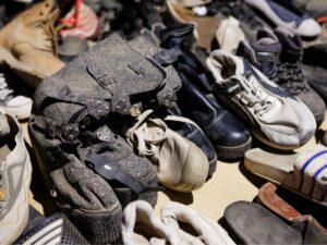 Scarpe ed altri oggetti delle vittime a Gaza