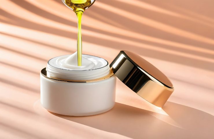 vasetto di crema mentre al suo interno viene versato olio d'oliva