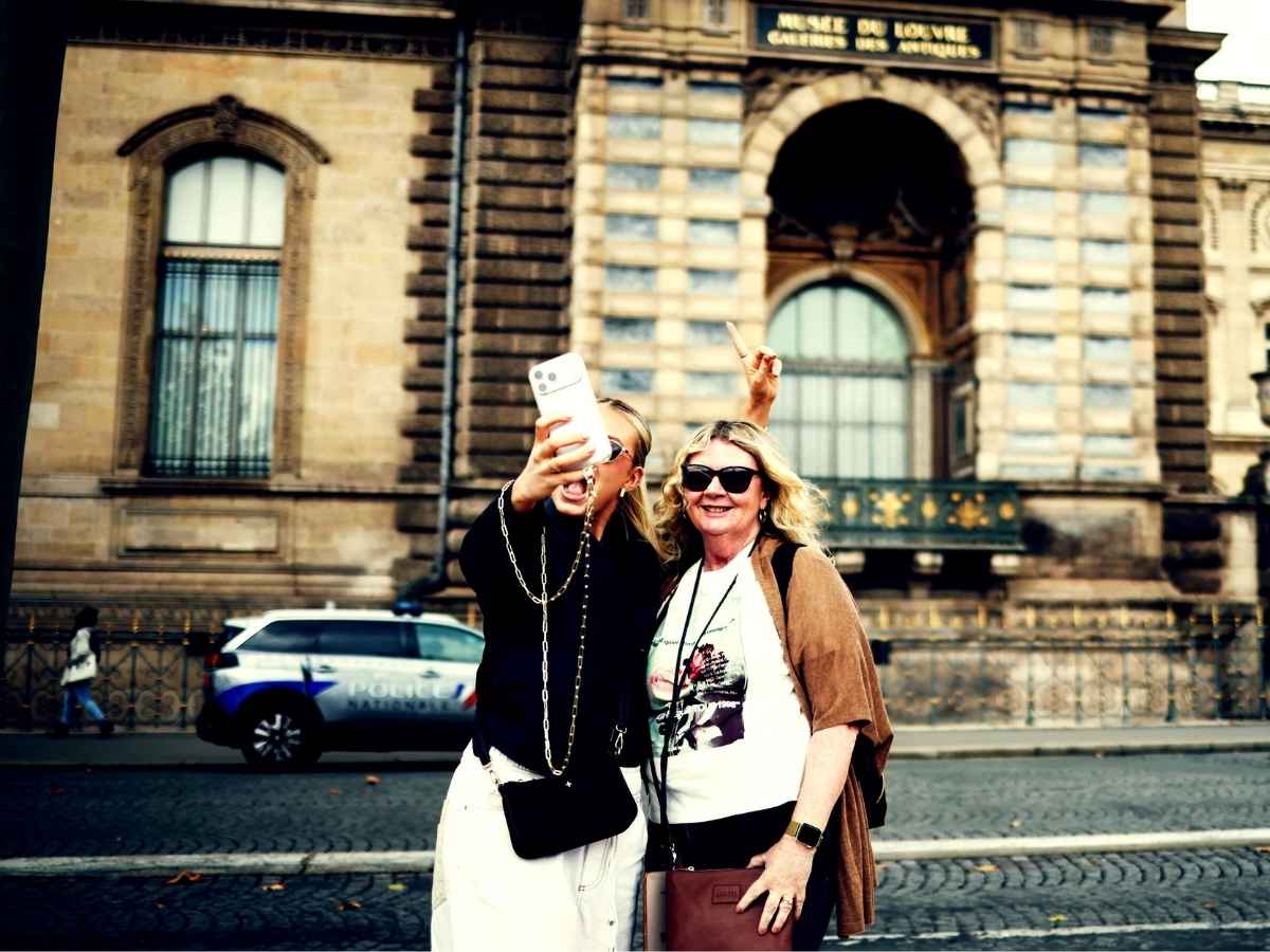 Turiste davanti il Museo Louvre