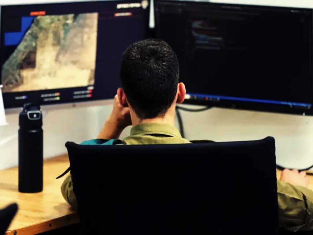 Un militare dell'Idf al computer