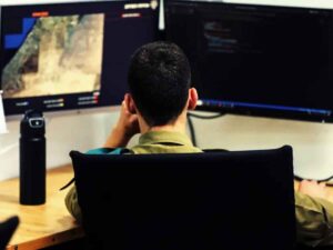Un militare dell'Idf al computer