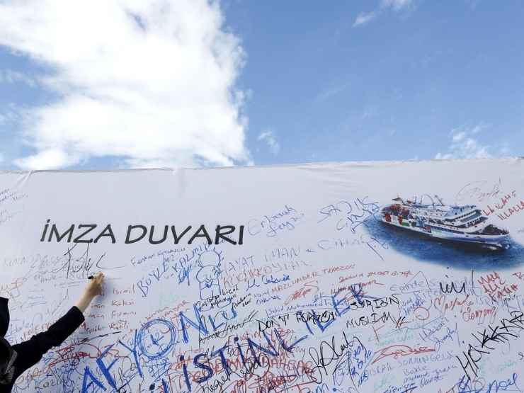 Un murales ricorda il caso della nave turca Mavi Marmara