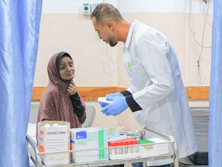 Una donna palestinese in ospedale a Gaza