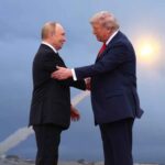 Vladimir Putin e Donald Trump, sullo sfondo il missile russo