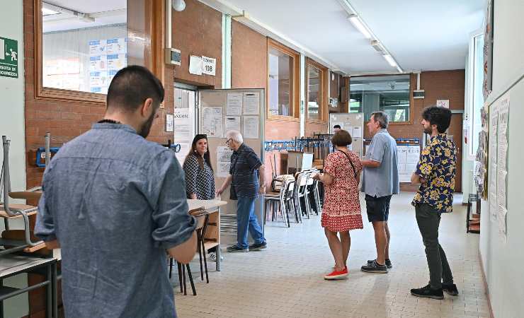 votazioni persone in coda per votare