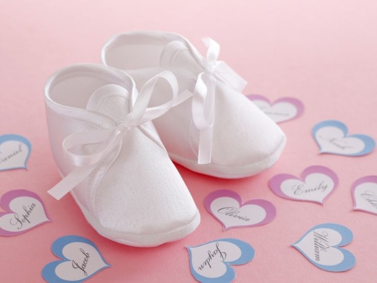 scarpette neonato e bigliettini con nomi femminili