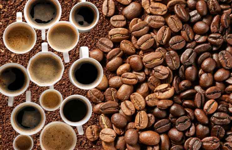 tazzine di caffè su un letto di chicchi di caffè