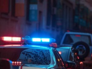 macchine della polizia i notte, luci acese