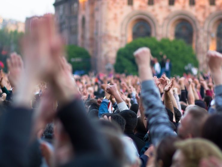 persone che manifestano in piazza