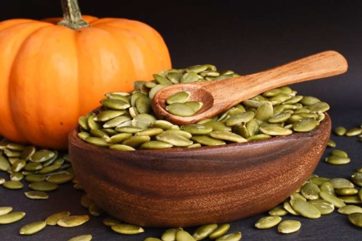 pronti a fare il pieno di zucca ma ecco il solito dubbio si possono mangiare i semi cosa bisogna sapere