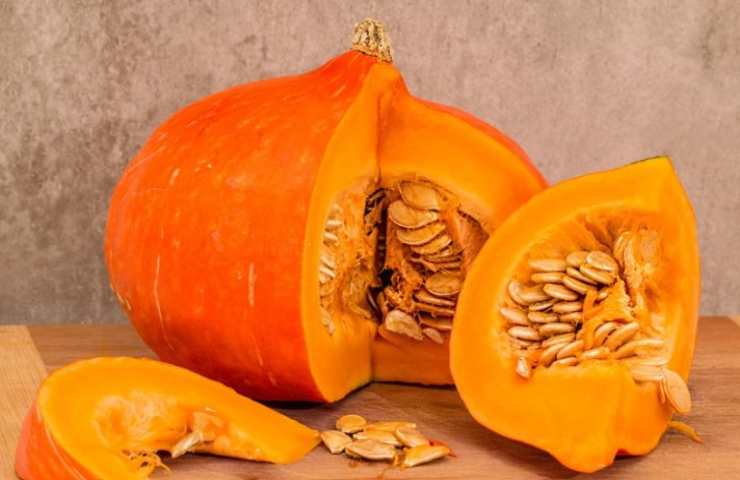 Zucca tagliata a metà con semi in vista