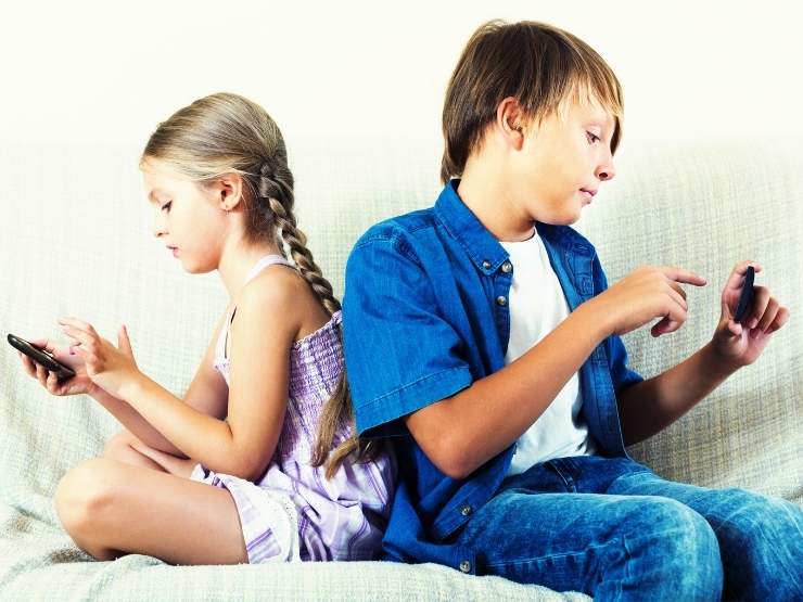 Bambini con lo smartphone