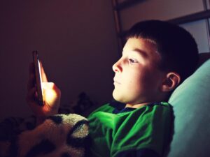 Bambino con uno smartphone