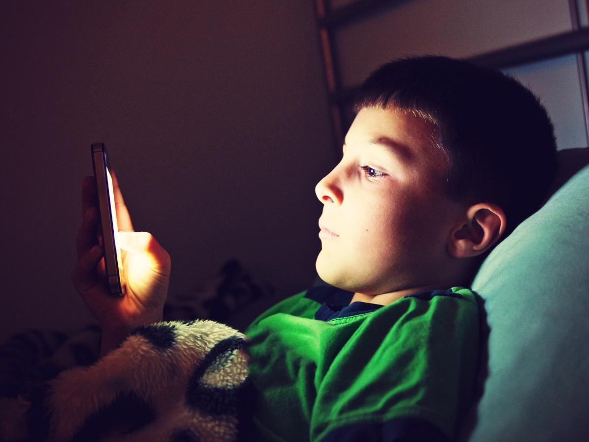 Bambino con uno smartphone