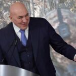 Guido Crosetto, sullo sfondo l'Esercito italiano