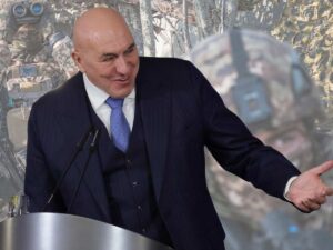 Guido Crosetto, sullo sfondo l'Esercito italiano