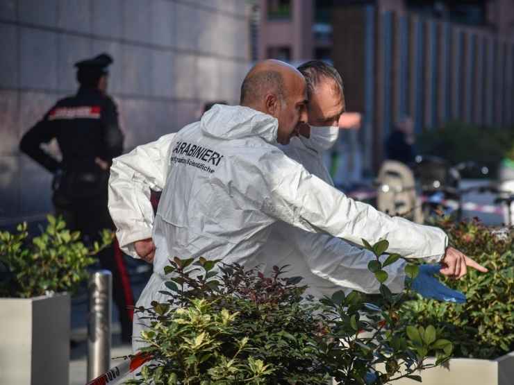 I rilievi dei carabinieri in piazza Gae Aulenti