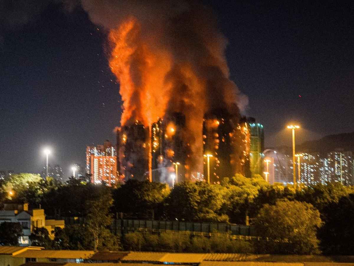 Hong Kong, inferno nei grattacieli di Tai Po: almeno 36 vittime. Il caso delle impalcature in bambù