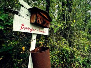 L'ingresso della casa della famiglia nel bosco a Palmoli