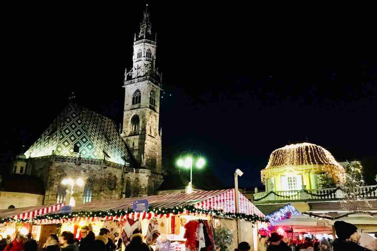 la piazza di Bolzano con il mercatino di Natale di sera