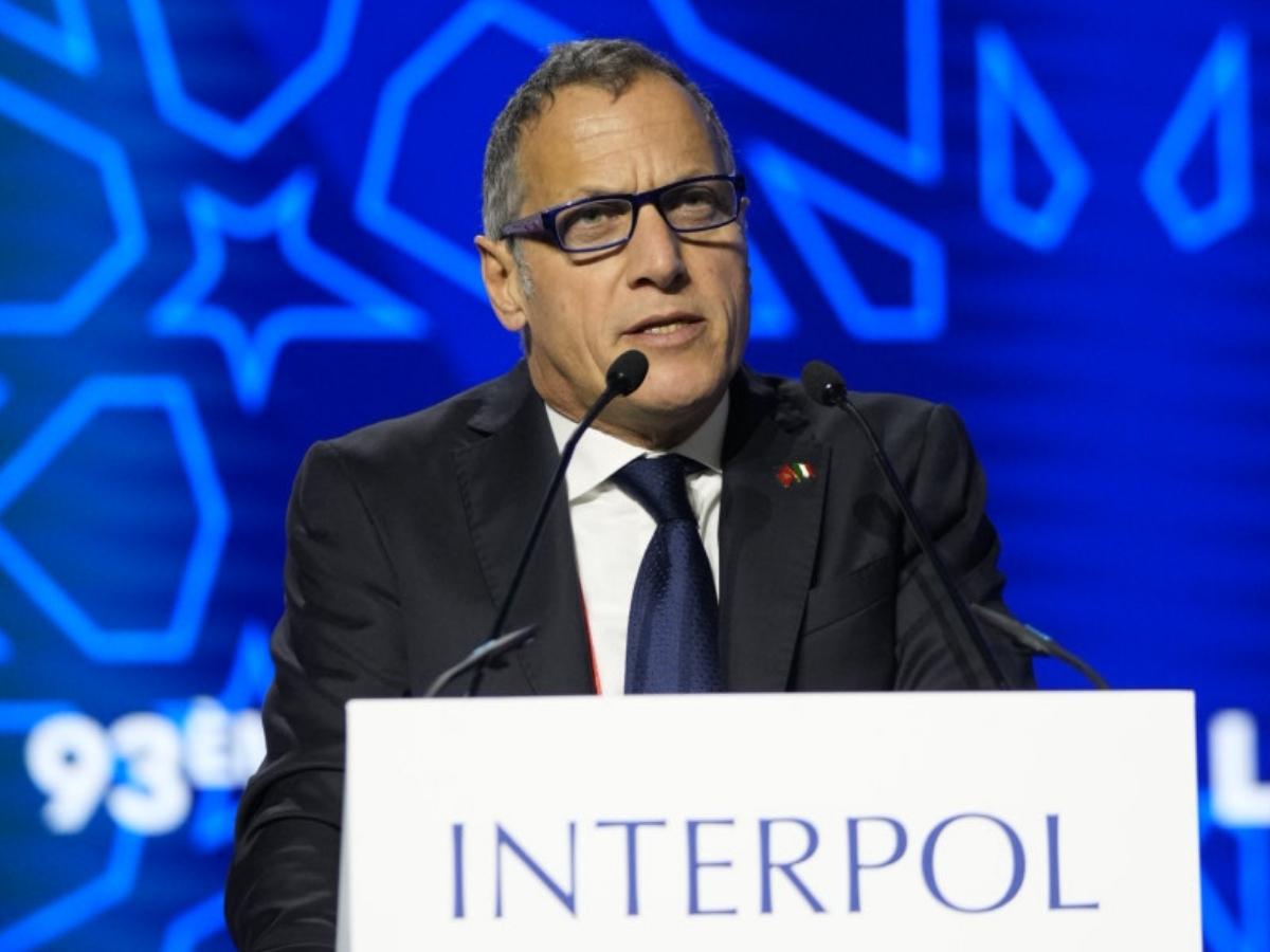 Chi è Stefano Carvelli, un poliziotto italiano nuovo delegato dell’Interpol per l’Europa: “Contrastare i crimini con nuove competenze tecnologiche”