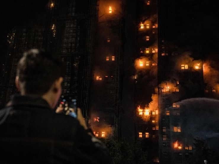 Tremendo incendio ad Hong Kong