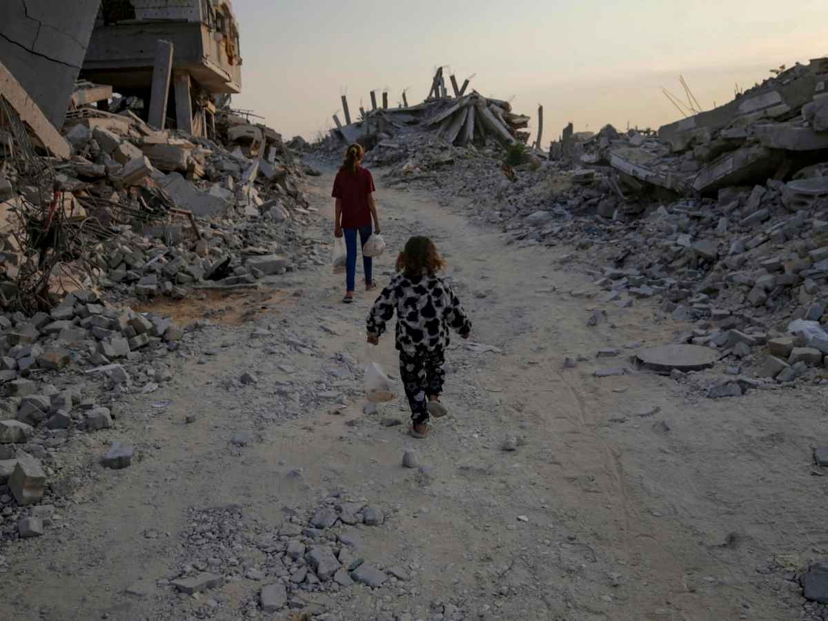 Tra le rovine, la cura: parte nella Striscia di Gaza la più grande campagna vaccinale d’emergenza. “Speranza per il futuro”