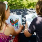 Un bambino che legge