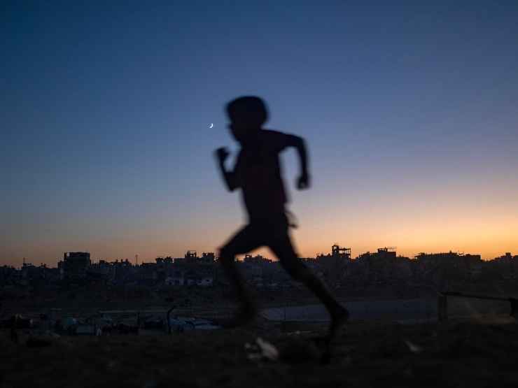 Un bambino corre a Gaza