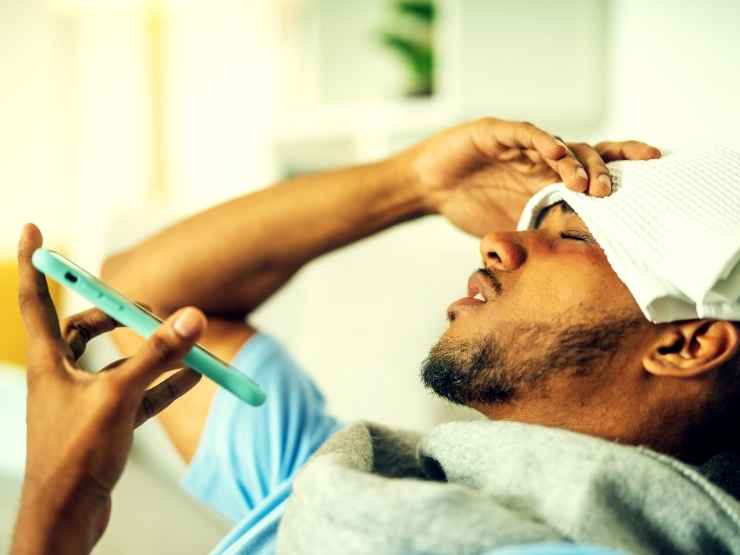 Un uomo con la febbre