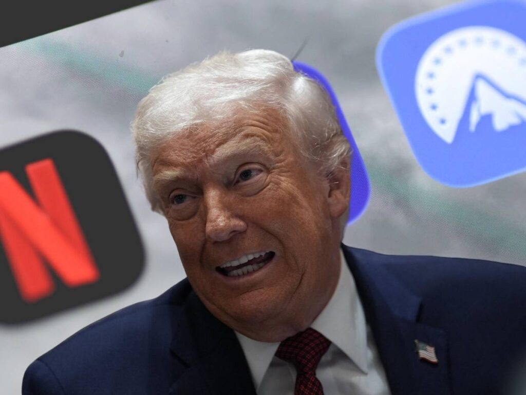 Donald Trump, sullo sfondo le icone di Netflix e Paramount