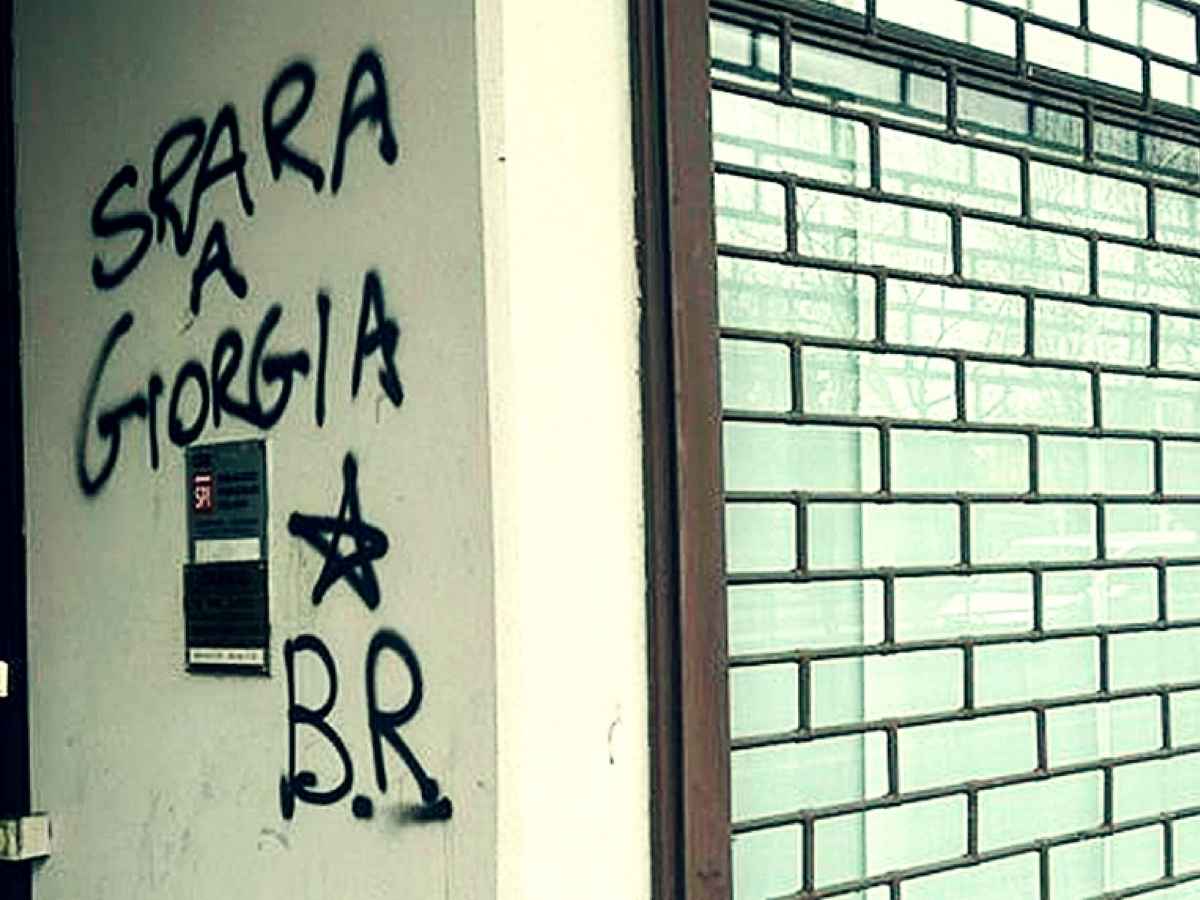 La scritta Spara a Giorgia sulla sede del Pd