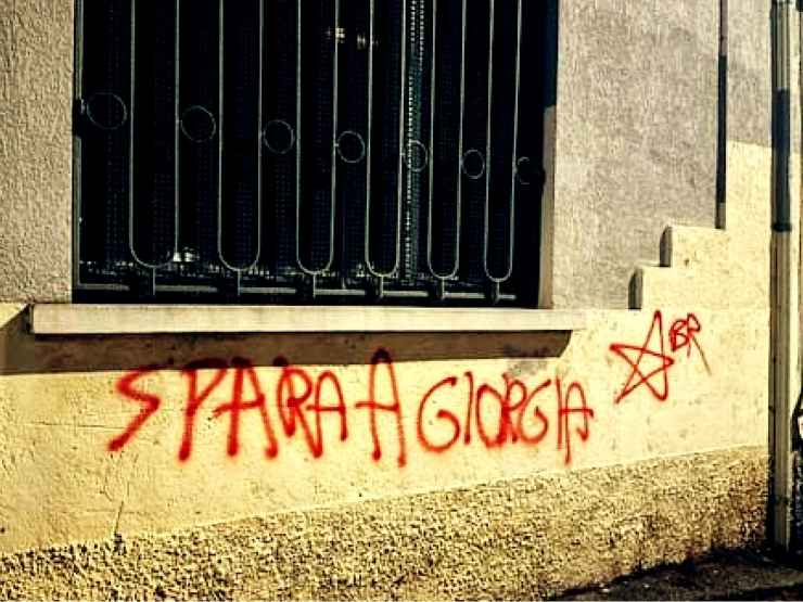 La scritta Spara a Giorgia sulla sede della Lega